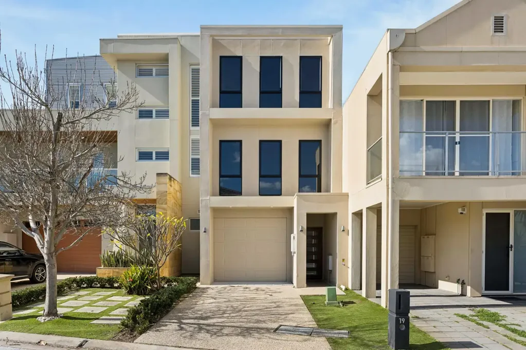Mawson Lakes 4ห้องนอน Elevated Living at Its Finest!