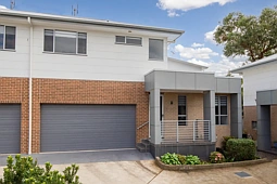 8/37 Tallawalla Road, Valentine