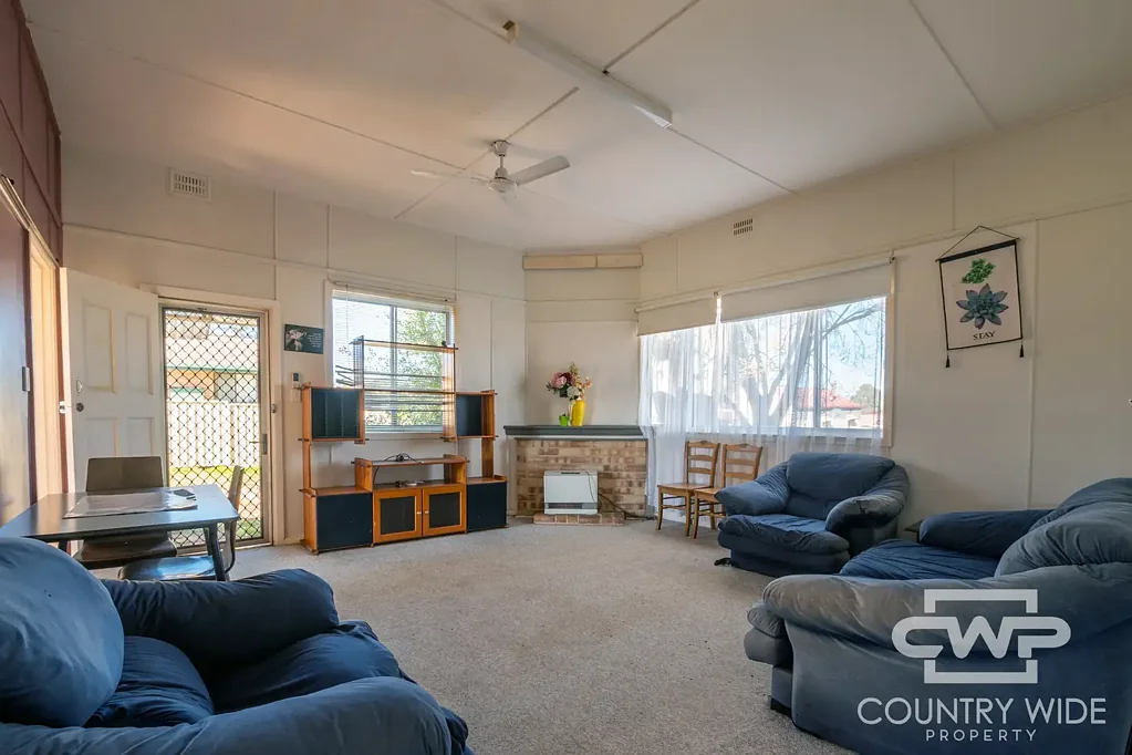 3 Bedroom Flat close to the main street.