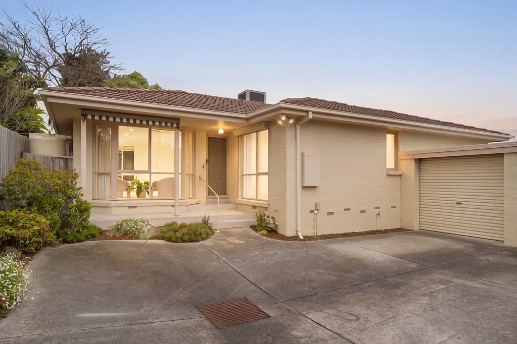 Glen Waverley 2Zimmer * Sale by Set Date on Thursday 5th November at 5pm (unless sold prior) *