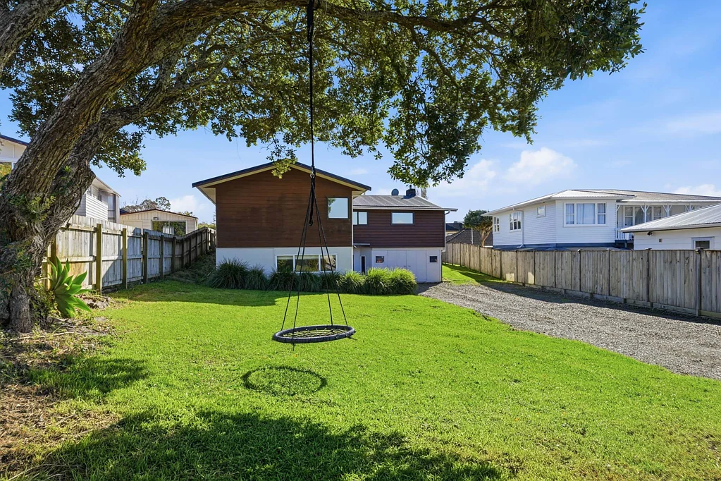 Pakuranga Heights 4房  746sqm Opportunity with Spacious Home