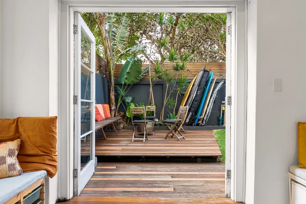Stylish Beachside Garden Apartment, Furnished