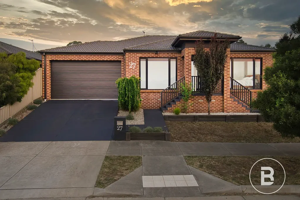 Canadian 3 Bedroom SPACIOUS FAMILY HOME IN A QUIET CANADIAN LOCATION.
