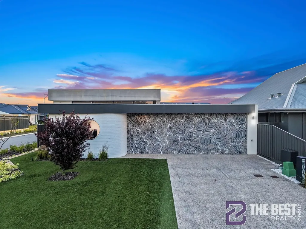 Treeby 4房  Custom-Built Oasis: Luxury Living with Pool in Treeby!