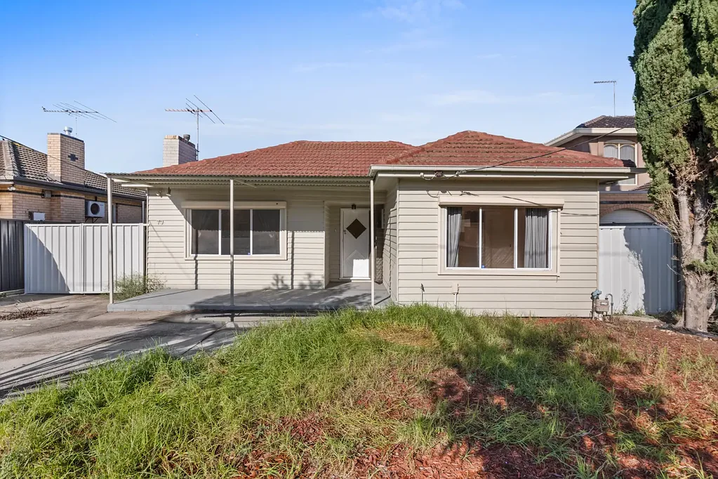 Sunshine North 2침실 Excellent Opportunity - Live in or Develop (STCA)