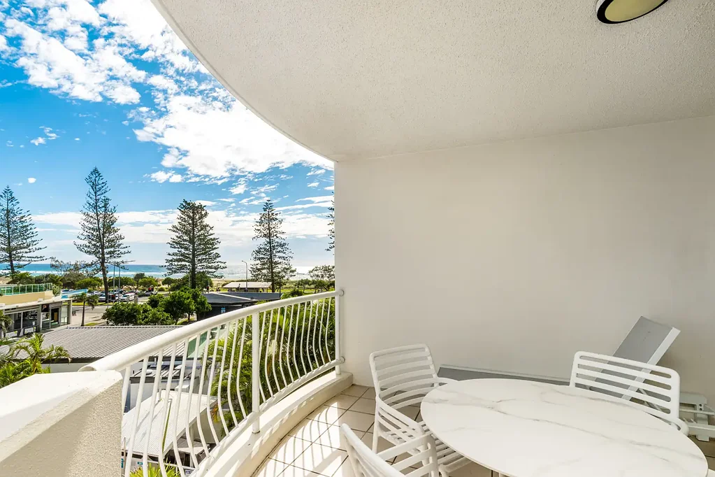 Coolangatta 3房  RENOVATED & FURNISHED | VERSATILE LAYOUT WITH OCEAN VIEWS