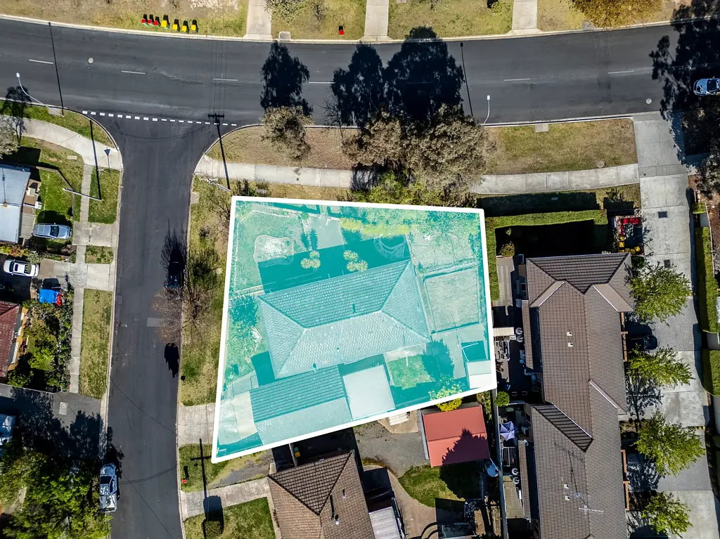 Queanbeyan West 4कमरा Renovate or Redevelop - Zoned R3 Medium Density Residential