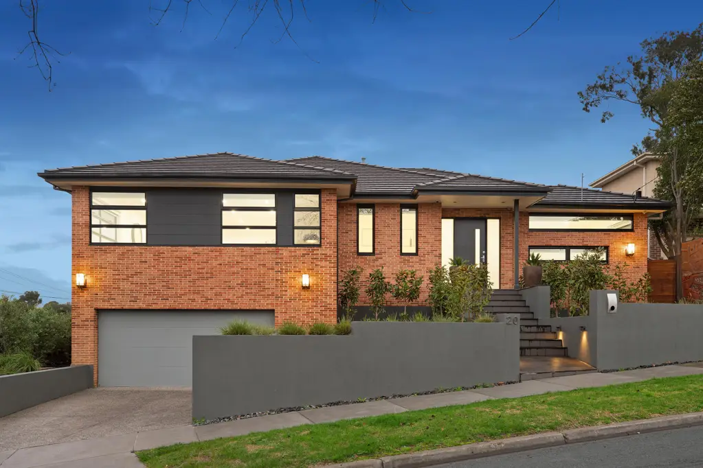 Balwyn North 4房 高地位置 精心建造 引人注目
宽敞明亮 室内外娱乐区
多功能4-5车位车库
便利交通 购物中心
豪华厨房 高端电器
全年舒适 环保管道
优越隔热性 高效热水系统 This contemporary 4-bedroom residence offers the perfect blend of luxury living & convenience, with an outstanding basement.