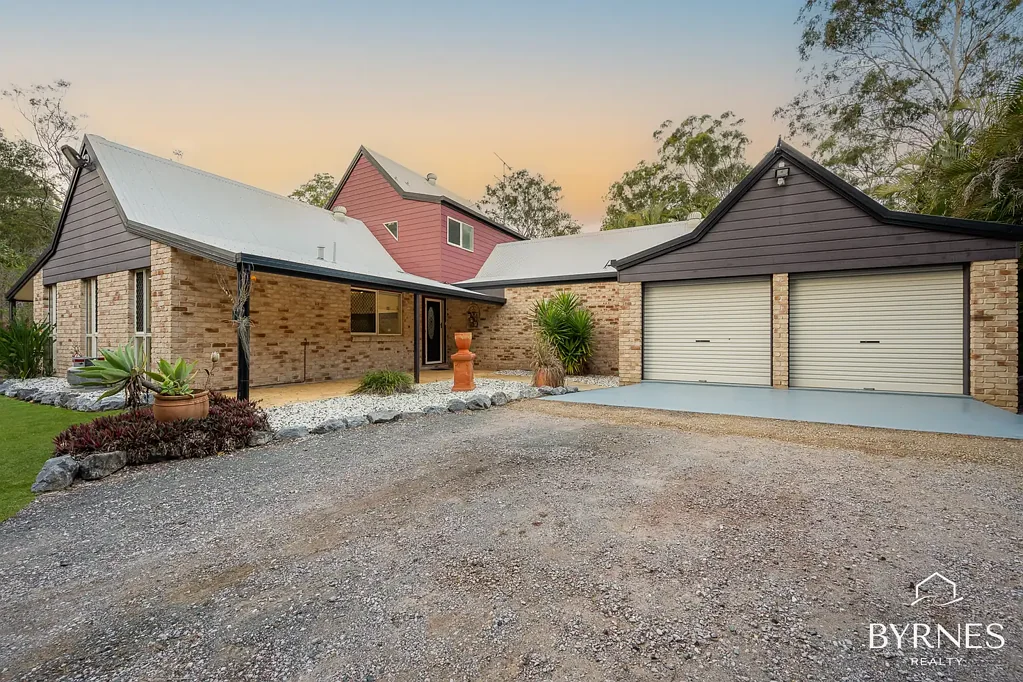 Beecher 5Moenga CHARMING FIVE-BEDROOM FAMILY HOME ON 1.31 HECTARES WITH SHED + SOLAR