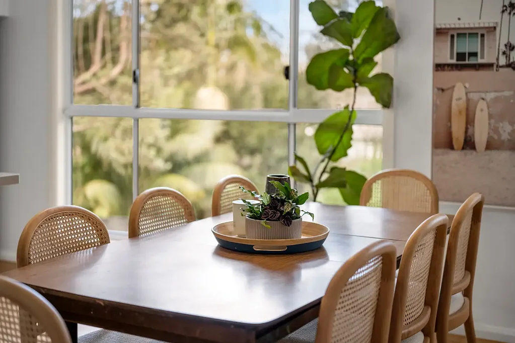 Figtree 4غرفة نوم Framed by leafy views, a modern family retreat with timeless charm