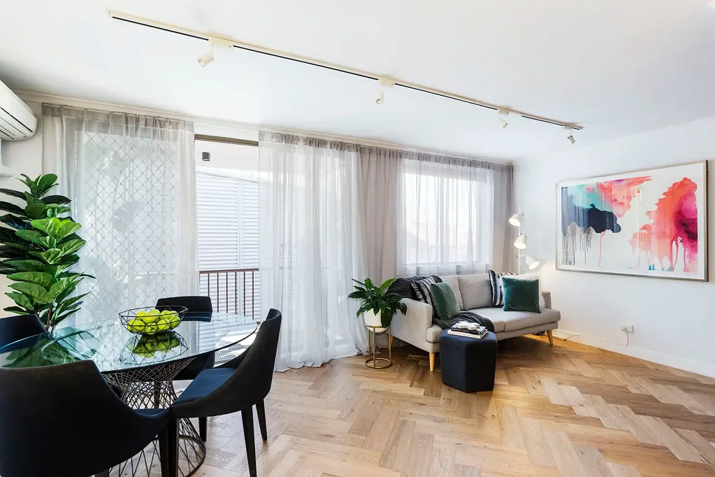 Spacious Split Level Pad - Designer finishes in superb location