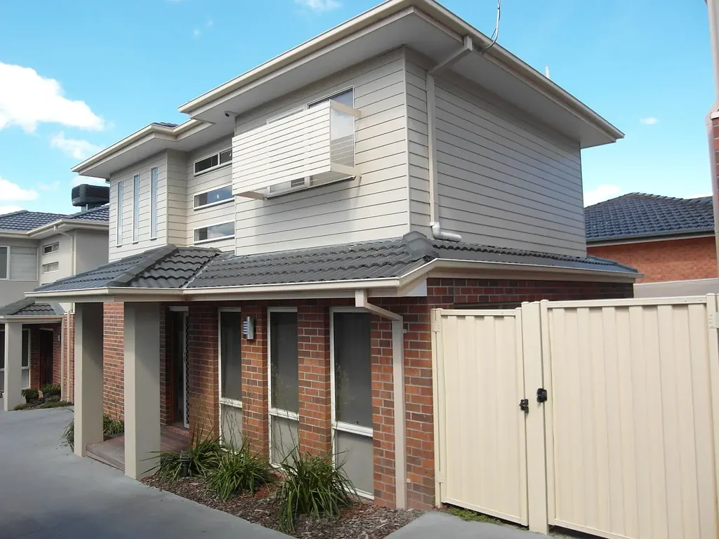 Modern 2 bedroom Townhouse ( approx. 16 SQ) - walk to Primary School, shops and public transport