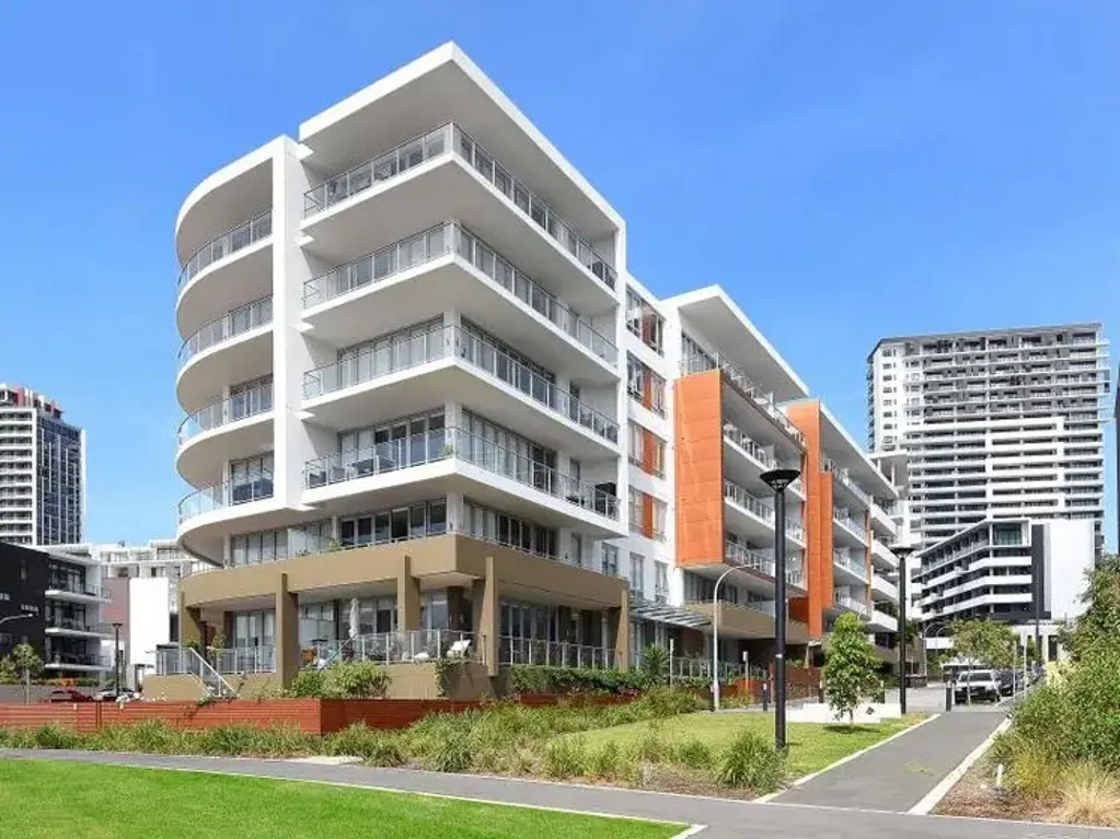 Furnished Spacious 2-Bedroom with Study
