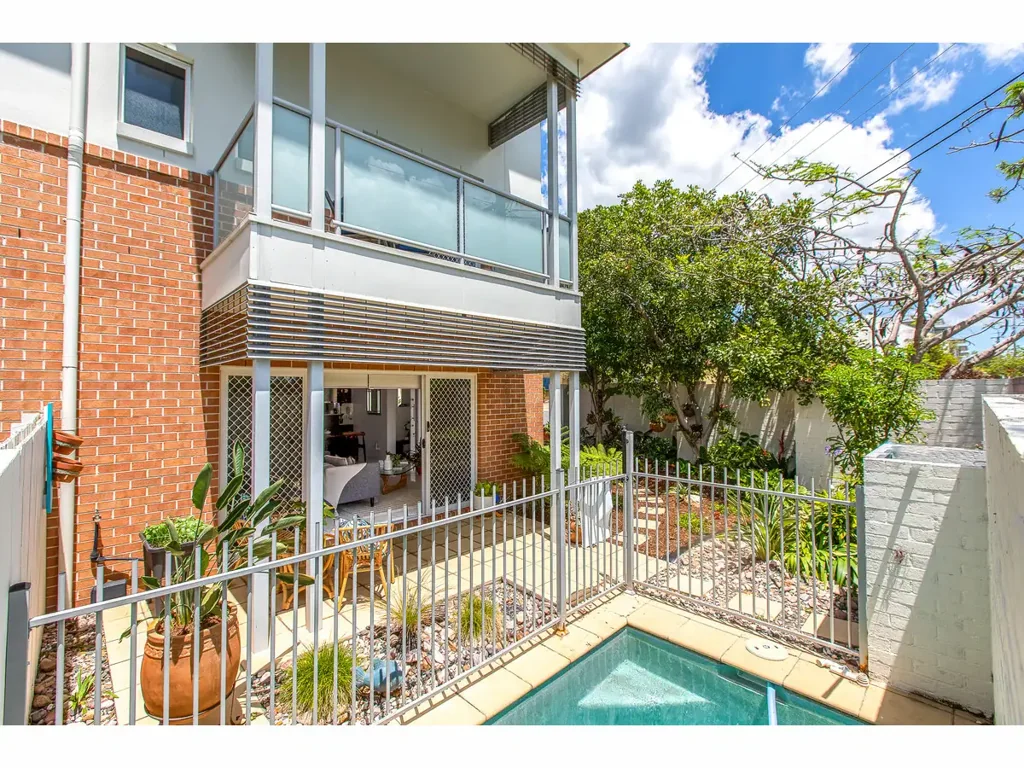 Spacious Corner Townhouse with Your Own Private Pool