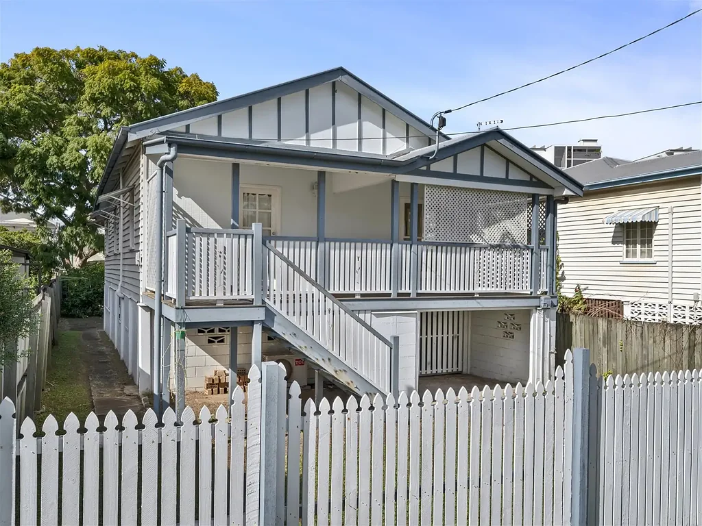 Charming Queenslander - Walk to Train