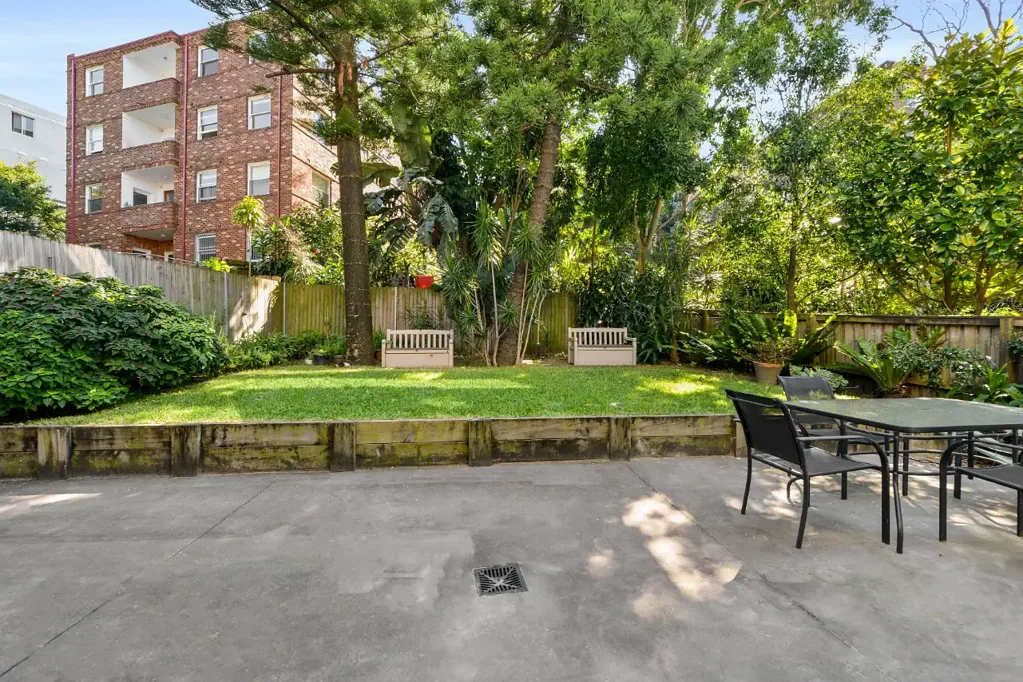 EXTRA LARGE, LIGHT FILLED 3 BEDROOM APARTMENT!