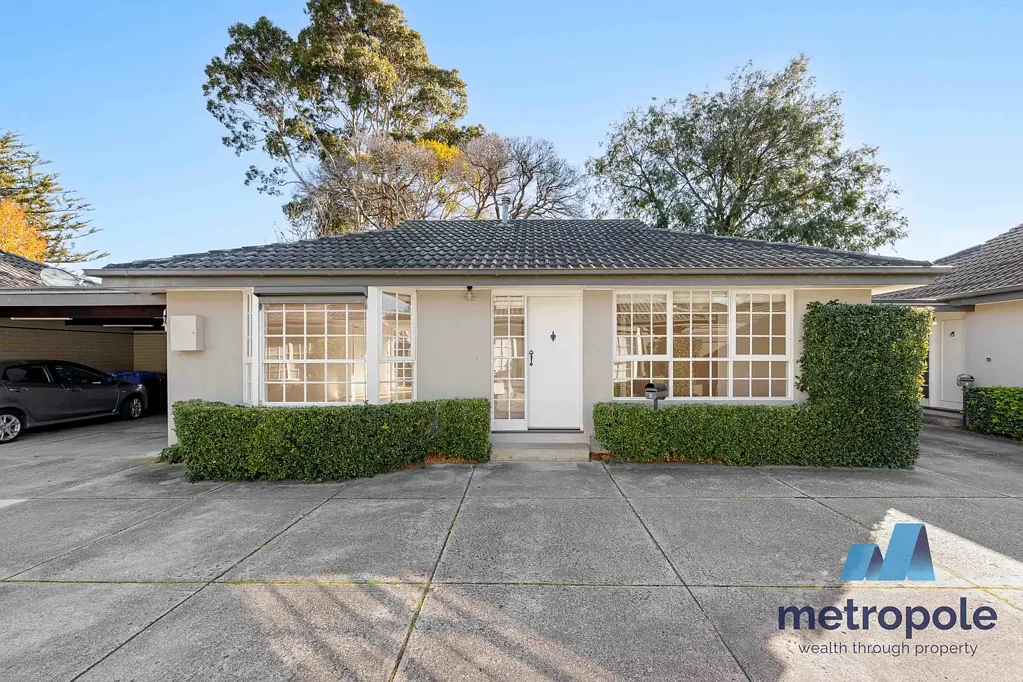 STYLISH HAMPTONS CHARM IN OUTSTANDING BAYSIDE LOCATION