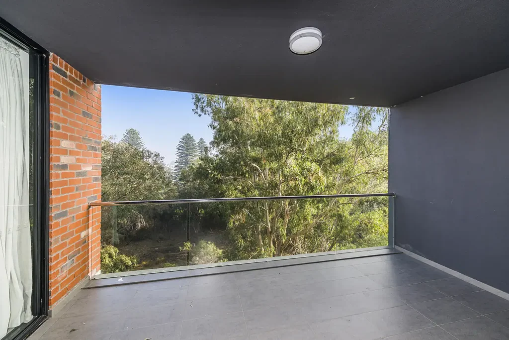 Perth 2ห้องนอน Modern Fourth Floor Living with a Leafy Outlook