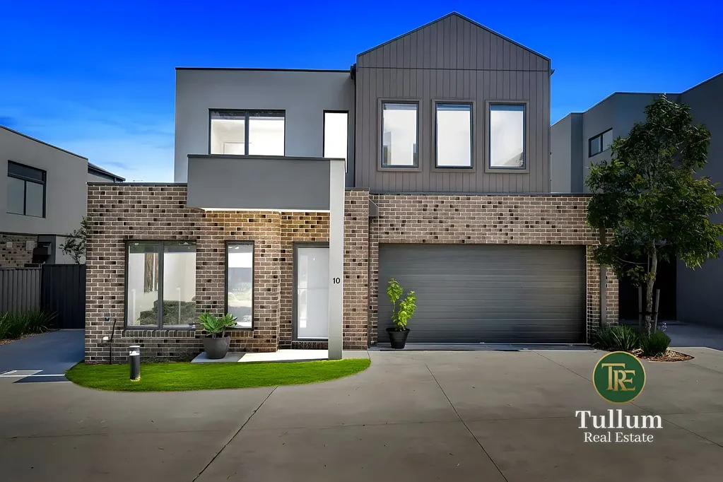 Lynbrook 3chambre Stylish, Low-Maintenance Living in the Heart of Lynbrook!
