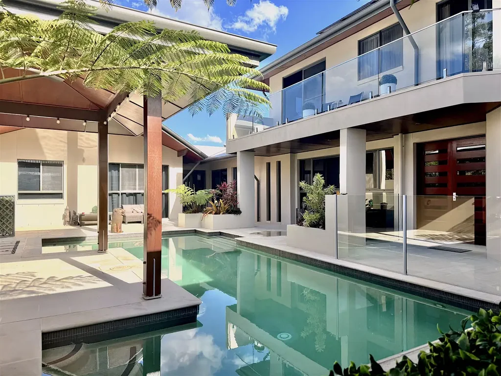 Currumbin Waters 5房  QUIET INNER SUBURBAN ACREAGE WITH OCEAN VIEWS