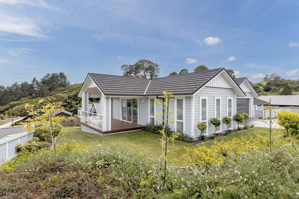 Executive living, fully furnished ex-how home.