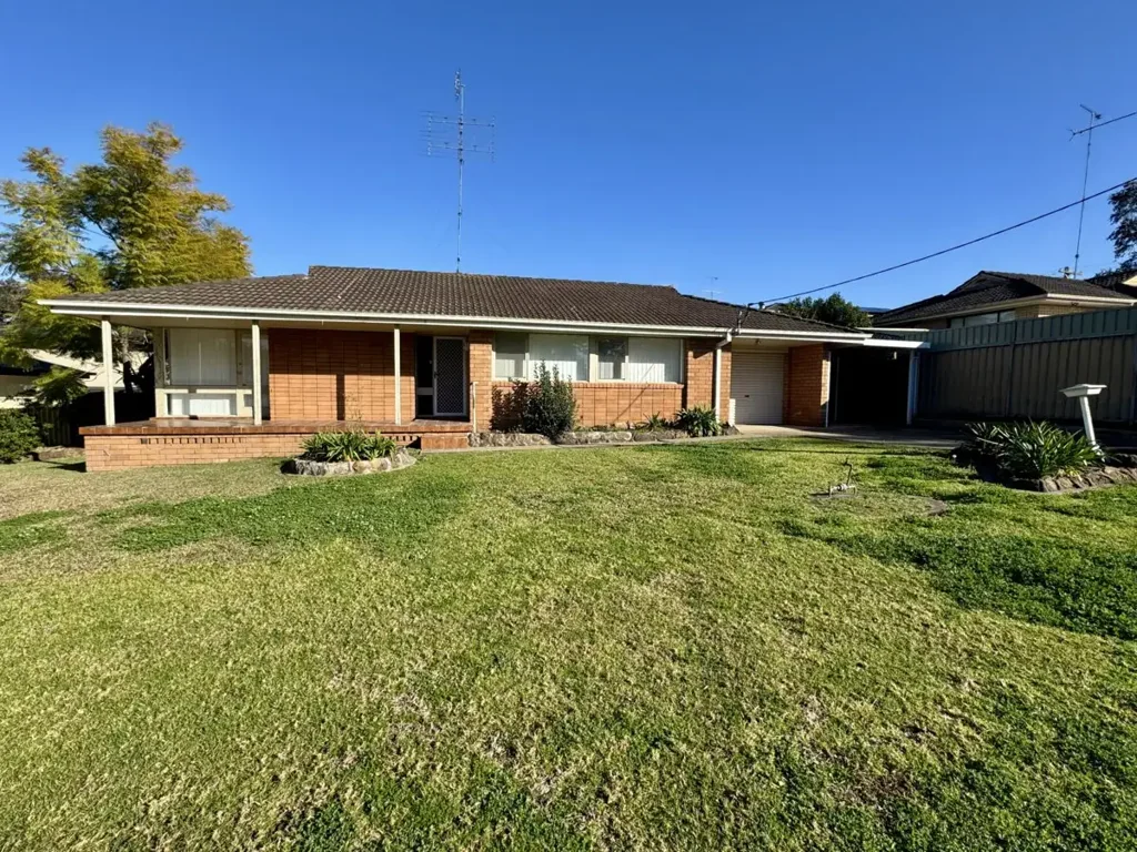 Freshly painted 3 bedroom home with multiple living areas!
