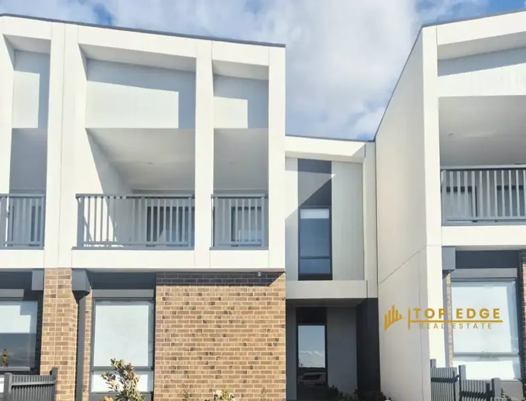 Modern Sunlit 4-Bedroom Townhouse in AIntree