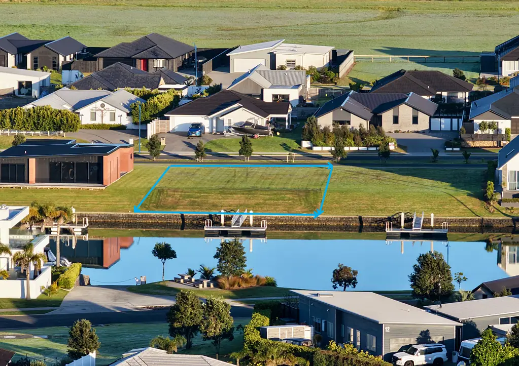 Whitianga  A Great Canal Front Section