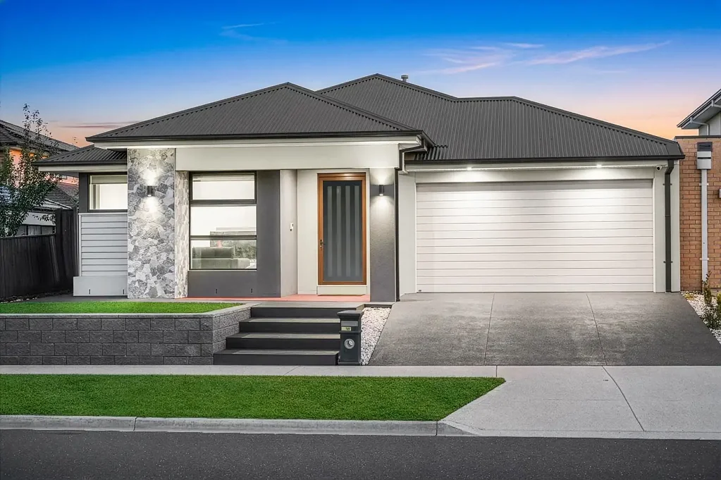 Manor Lakes 4Moenga North Facing Family Luxury - Just Steps from Station, Schools and Shopping Centre!