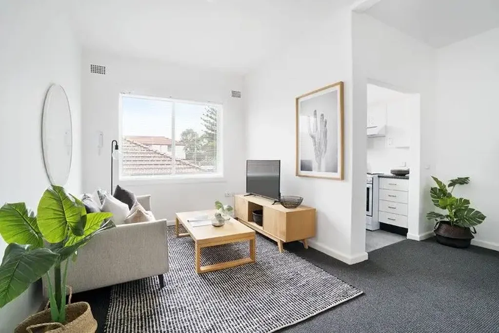 Sunny 1-Bedroom Apartment Opposite Rowland Park