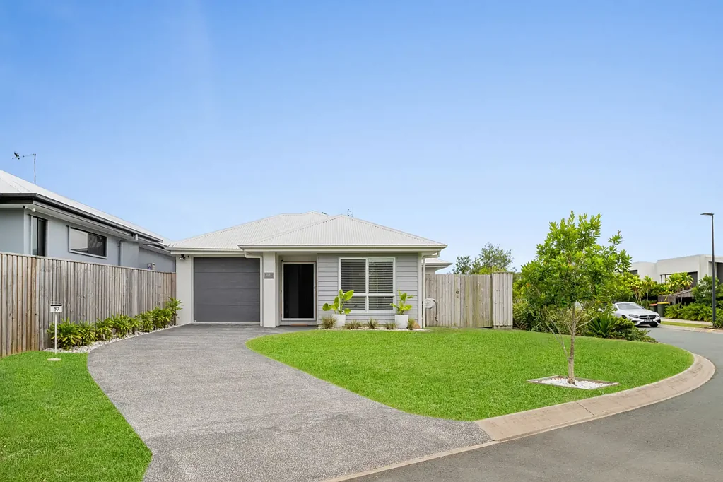 19 Golden Crescent, Palmview, QLD 4553