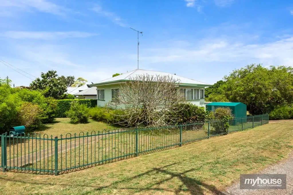Mount Lofty 3ห้องนอน Eastside Opportunity on a Huge Corner Block - Renovate, Extend & Capitalise!