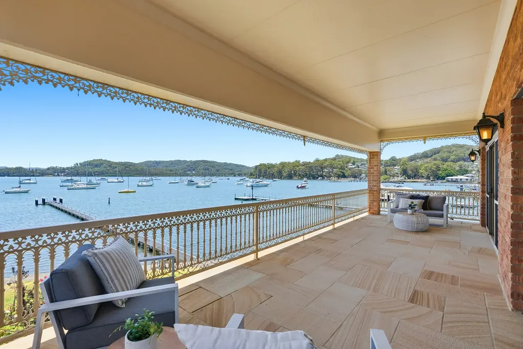 Saratoga 3ਬੈੱਡਰੂਮ Top-Floor Waterfront Living with Sweeping Views & Deep Water Jetty