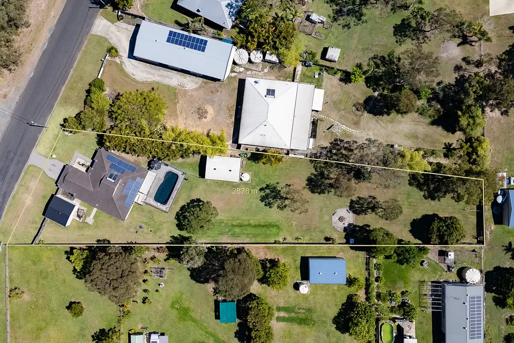 Howard 4房  UNDER OFFER - Designer Living, Pool, Dual Sheds - All on 2,878m²!
