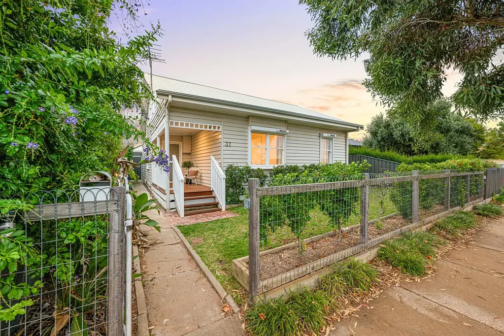 Mildura 3 Bedroom CHARM, CHARACTER & BANG UP TO DATE!