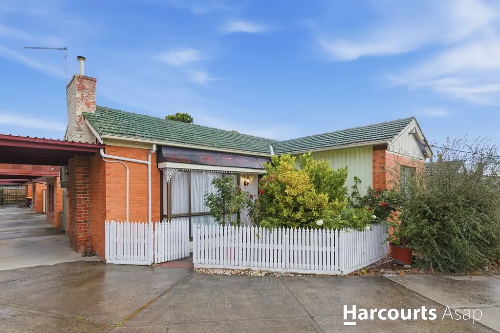 Dandenong 2房 独立住宅宽敞空间 私人庭院宁静休憩 硬木地板温馨舒适 分体空调四季宜人 步行学校市场便捷 Prime Entry-Level Opportunity in a High-Growth Pocket