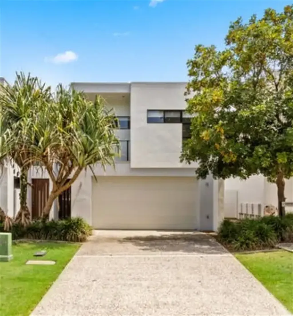 "Hollywell Haven: Stunning 3 Bedroom House for Rent in the Heart of a Picturesque Neighborhood"