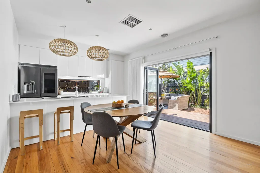 Strathmore 3ห้องนอน Modern Single-Level Elegance in a Secluded Strathmore Cul-de-Sac