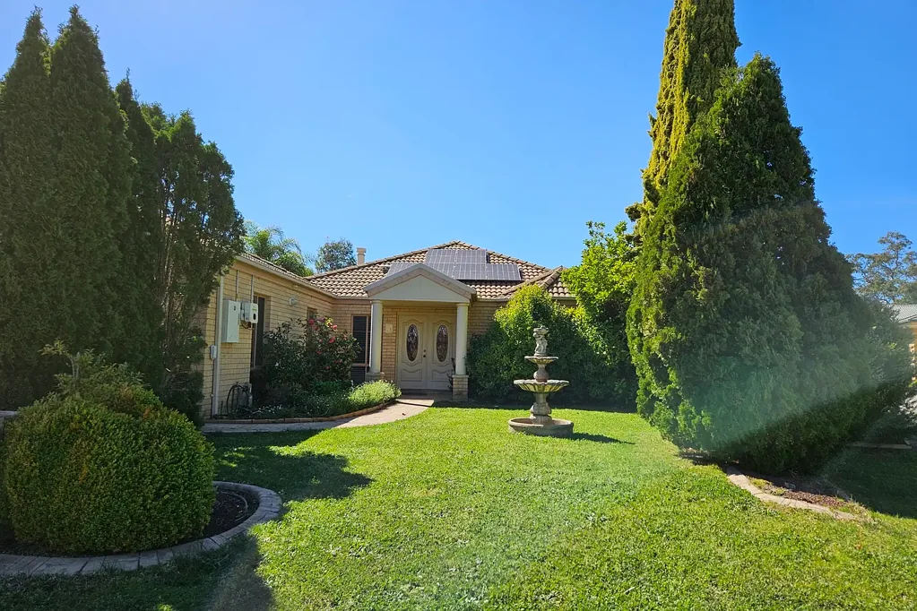 LARGE LIVING SURROUNDED BY QUALITY HOMES