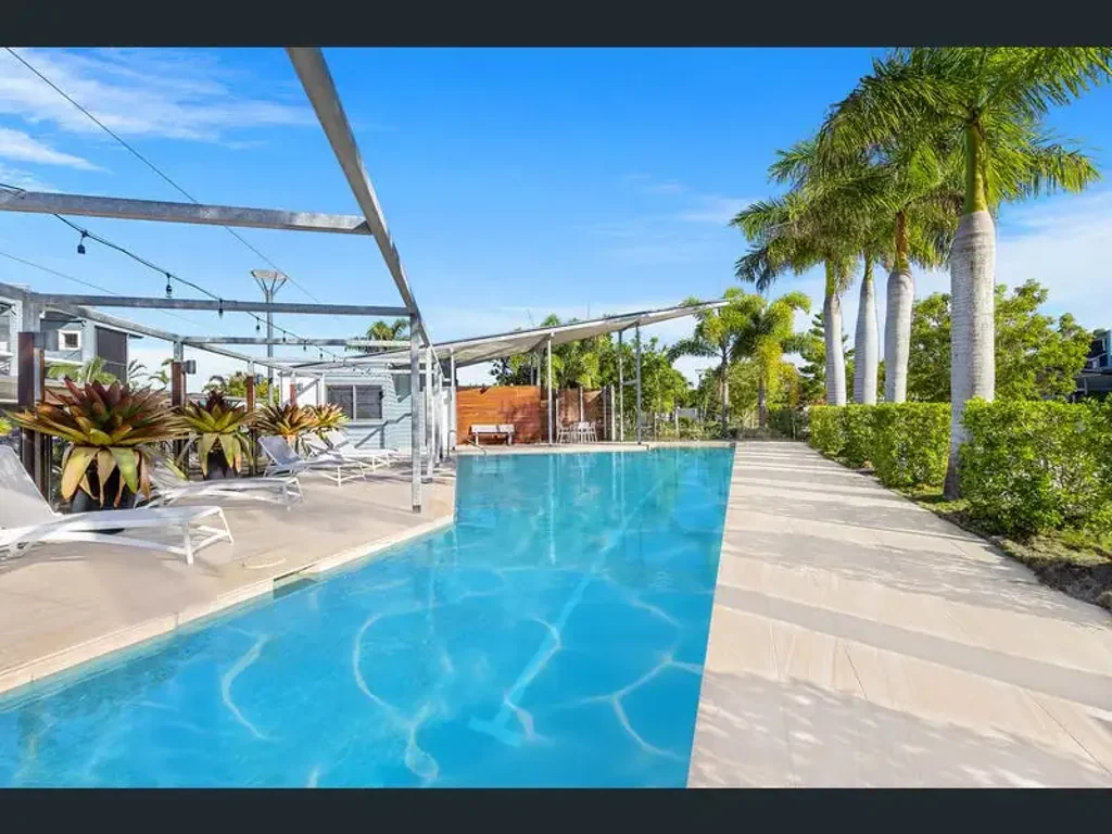 2 bedroom apartment on the tip of Kawana Island