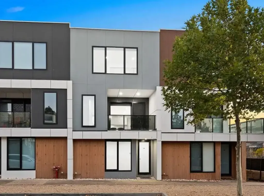 2/16 Garretty Road, Caroline Springs, VIC 3023