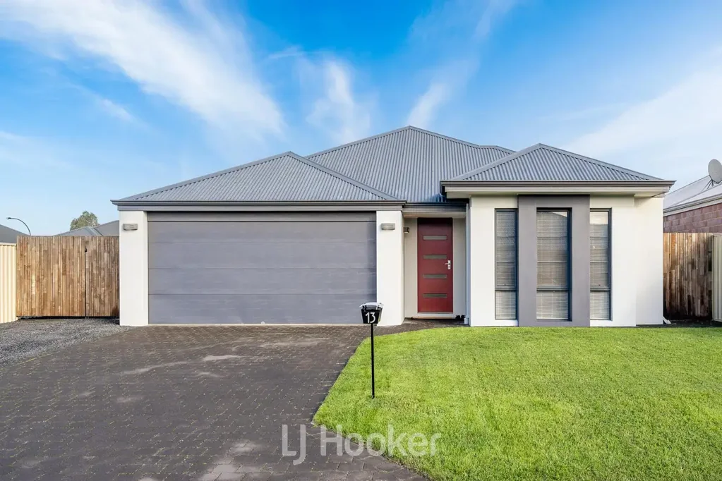 Capel 3 Slaapkamer Stylish Family Living with Space, Comfort & Side Access!
