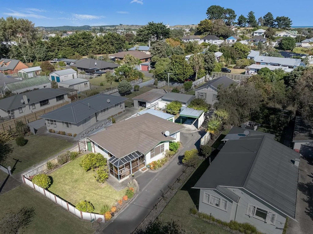 Tawhero 2침실 Worth Another Look — Space, Garage & Carport