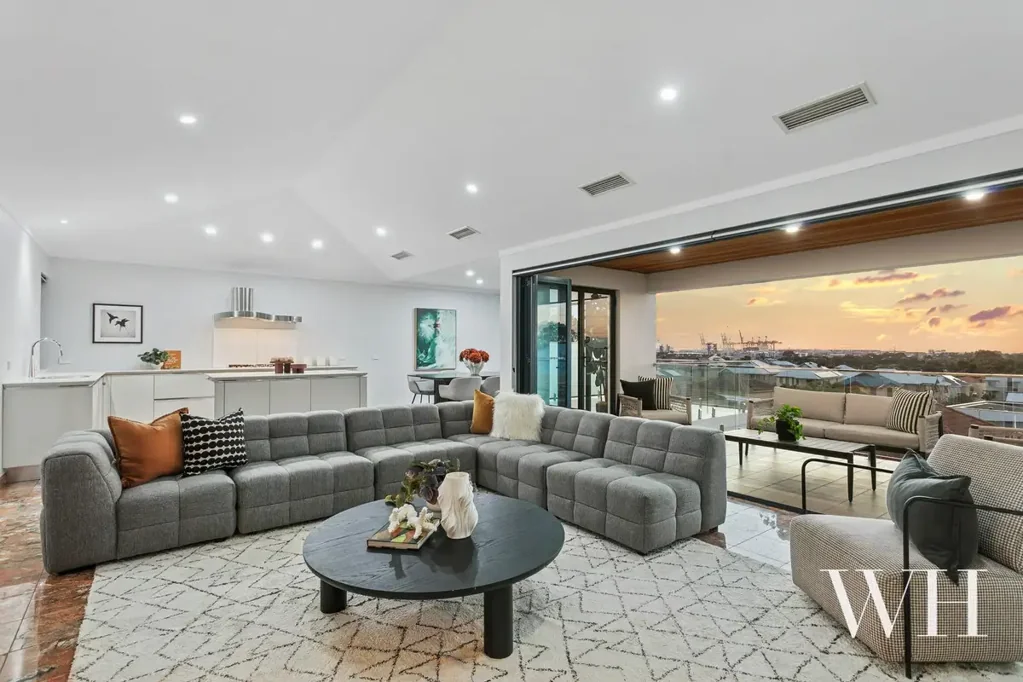 East Fremantle 4房  Luxurious Family Living: River Views, Space & Endless Versatility