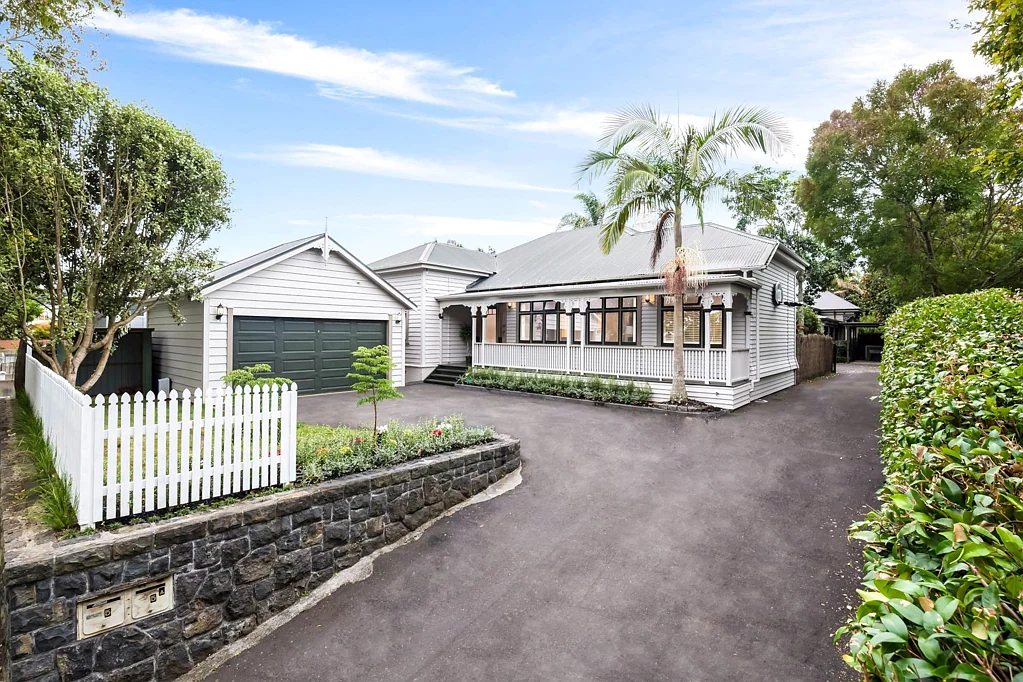 STUNNING EPSOM VILLA