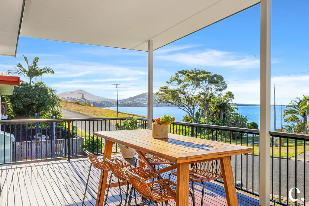 Cooee Bay 3 Bedroom Beach Front Living - 2 Minutes to Town