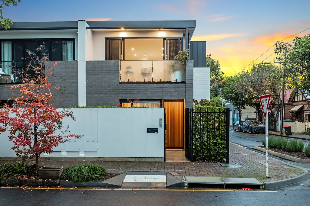 Norwood 3Habitaciones An award-winning, forward-thinking corner townhouse, cut from Norwood's past…