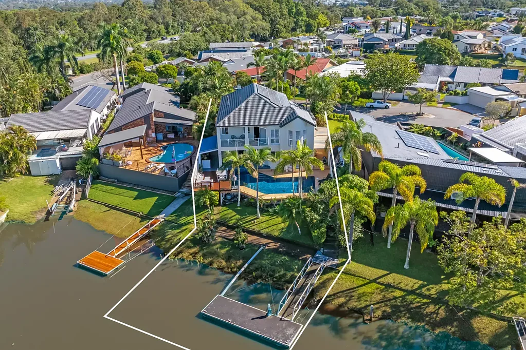Carrara 5房  SPACIOUS WATERFRONT FAMILY HOME IN ONE OF CARRARA'S FINEST CUL-DE-SACS