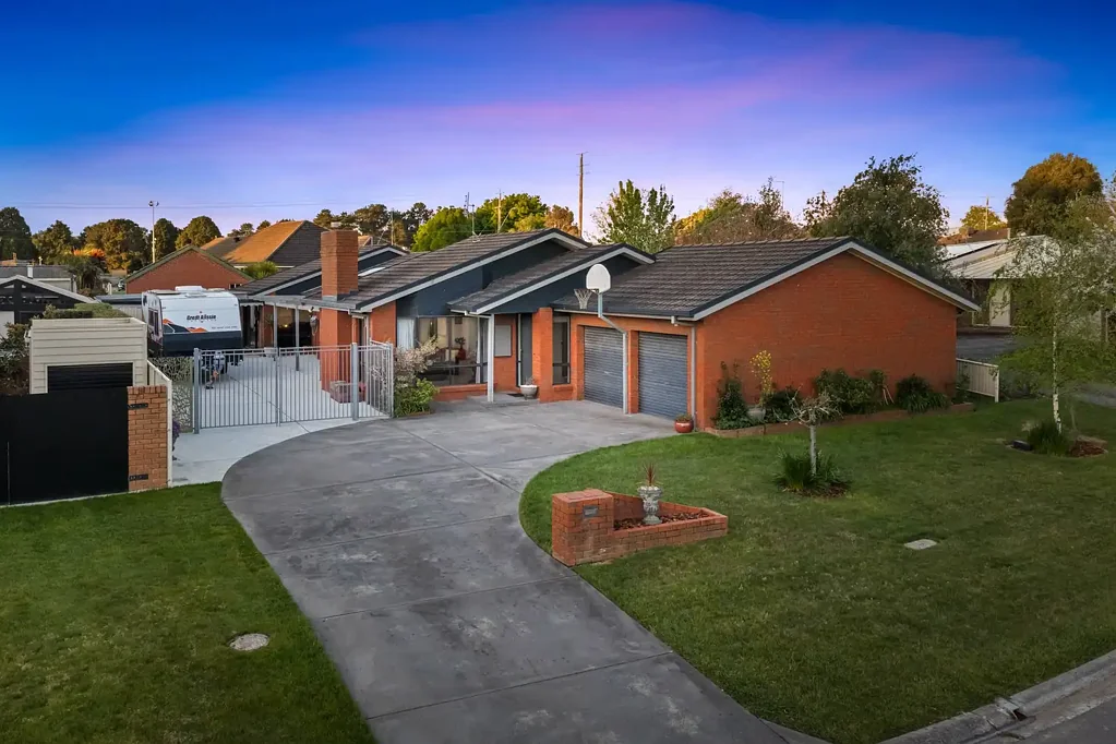 Invermay Park 3房  Quiet Court Living Moments from a Premium Golf Course