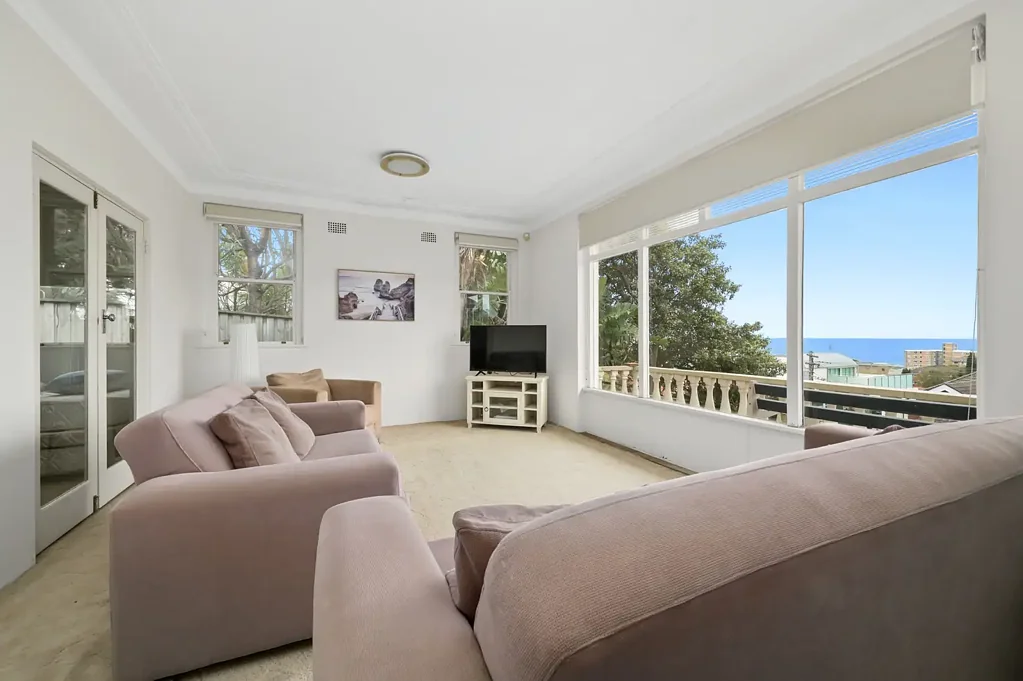 Over sized Four Bedroom House - A short Walk To Coogee Beach